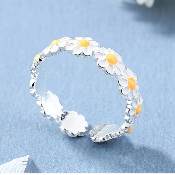 ✨3 FOR $28✨🆕️🌼 WHITE & YELLOW DAISY ADJUSTABLE RING / TOE RING🌼 - Picture 3 of 10